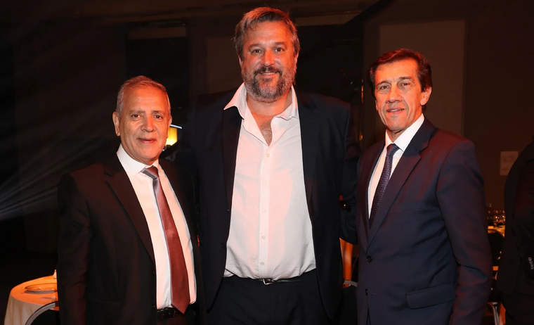 Al centro, Juan Schamber, junto a Juan Carlos Abud y el gobernador de Jujuy Carlos Sadir, quien deja la industria del vino para volver a los hidrocarburos. 