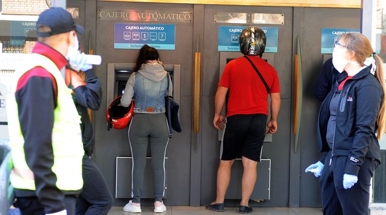 El aumento de retiros de depósitos alienta a delitos como las salideras. Foto: ALF PONCE MERCADO / MDZ