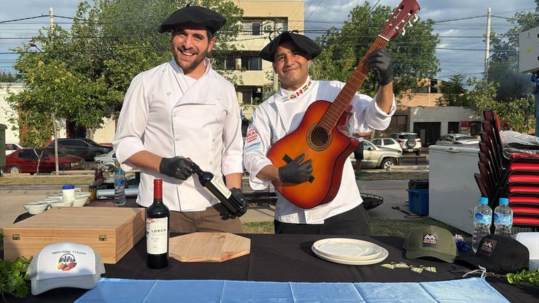 En el Día de la Tradición, vino y guitarra no podían faltar. En el Día de la Tradición, vino y guitarra no podían faltar.