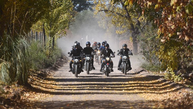 El tradicional Distinguished Gentleman’s Ride volvió a Mendoza con motos vintage, actividades culturales y un recorrido turístico.