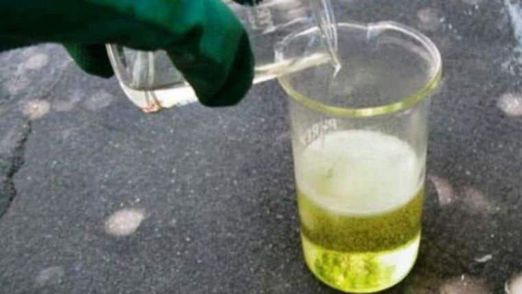 Quemadas El sujeto usó un envase de un litro. Lo busca la Policía.