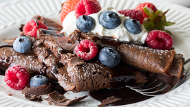 Explosión de sabor: receta de panqueques de chocolate y frutos rojos fácil y rápida. Explosión de sabor: receta de panqueques de chocolate y frutos rojos fácil y rápida.