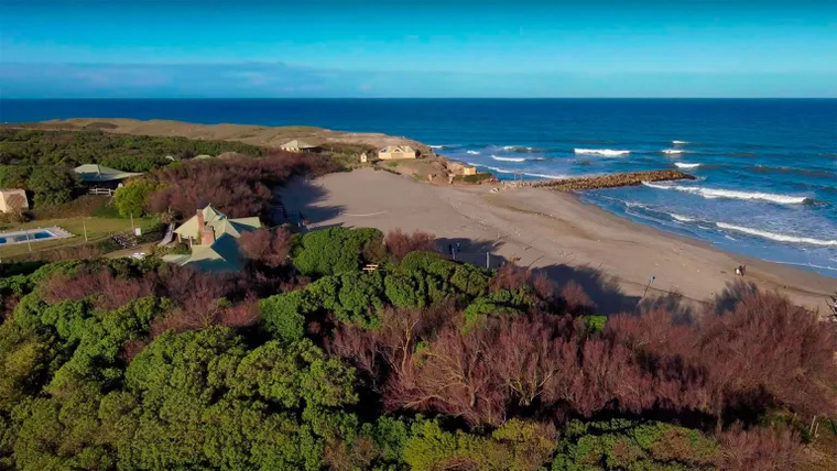 En este pueblo, las playas se extienden entre barrancas y accesos simples al mar. En este pueblo, las playas se extienden entre barrancas y accesos simples al mar.