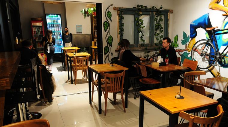 Salir a comer o a tomar algo ya está permitido, pero solo hasta las 23 Foto: ALF PONCE / MDZ