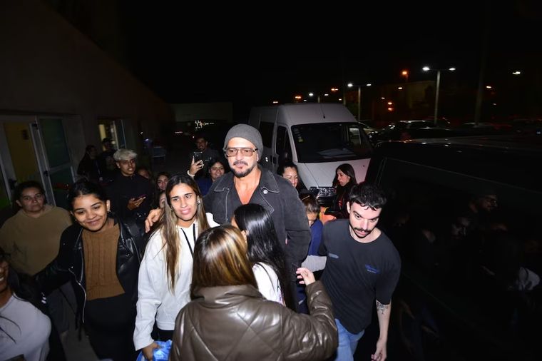 El cantante arribó al país en un vuelo privado tras realizar una escala técnica en Perú. El cantante arribó al país en un vuelo privado tras realizar una escala técnica en Perú.