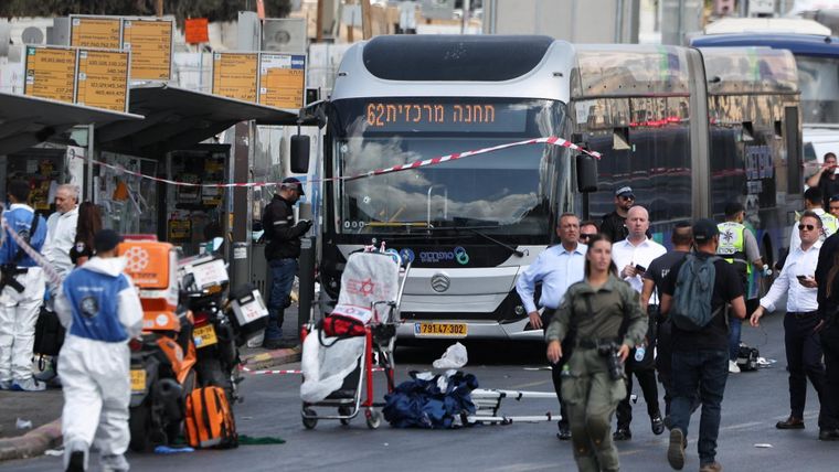 La policía israelí dijo que dos hombres armados abrieron fuego contra una parada de autobús en el cruce de Ramot.
