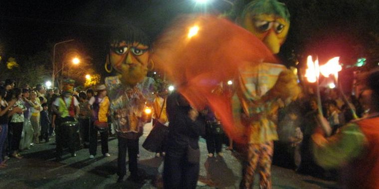 Una de las murgas va por la calle San Martín de La Consulta.