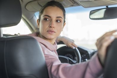 MDZol | Poner marcha atrás y esquivar los obstáculos, con el pitidito ese que me avisa si se acerca un objeto, taladrándome la cabeza. Foto: Freepick.