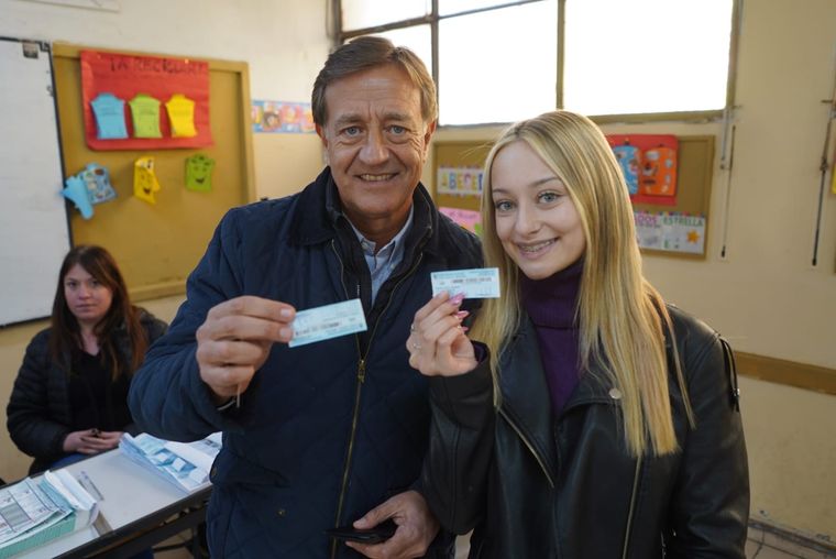 Rodolfo Suarez y Sofía, su hija, votando en capítal. Foto: Gobierno.