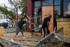 un muerto, saqueos e incendios en una protesta contra el racismo policial en eeuu