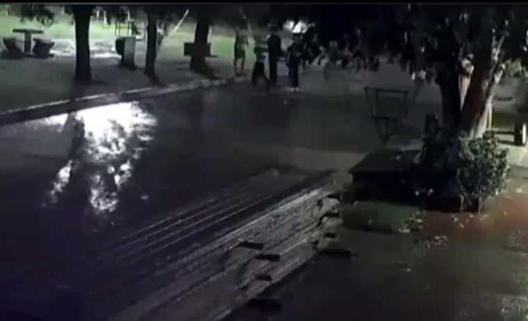 En ese grupo estaba el joven alcanzado por el rayo Foto: Captura de video