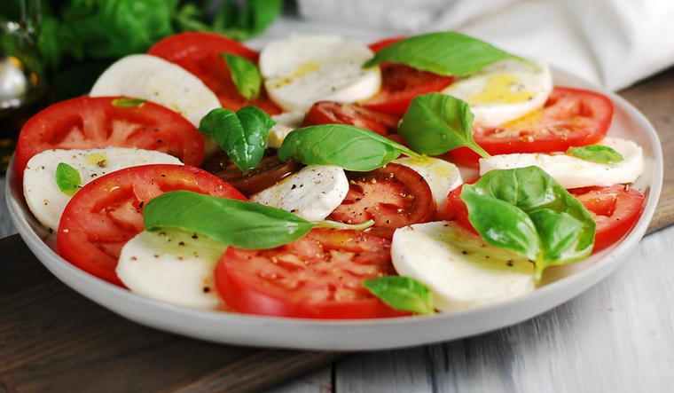 Prepara una exquisita ensalada caprese italiana para deleitar a todos Foto: Recetinas