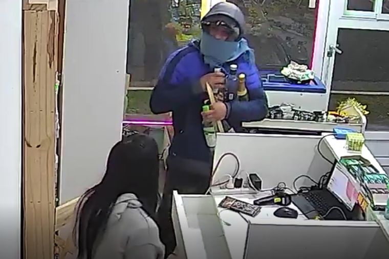 Un ladrón amenazó con violar a la empleada y le pidió respeto durante un robo en un kiosco de Berazategui. 