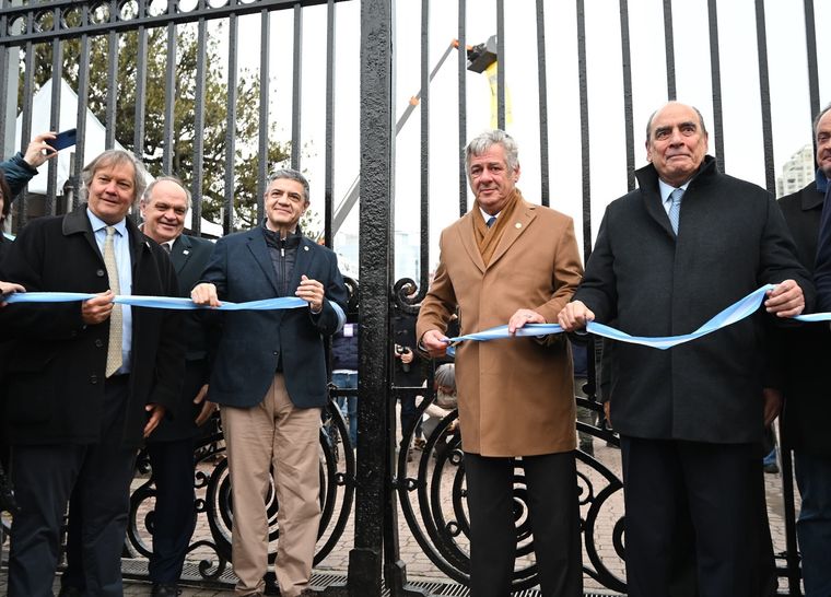 El jefe de Gabinete, Guillermo Francos, en el corte de cinta de la Exposición Rural. El jefe de Gabinete, Guillermo Francos, en el corte de cinta de la Exposición Rural.