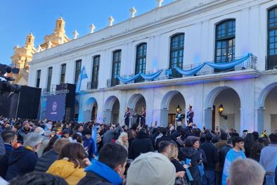 MDZol | Unas 6 mil personas asistieron al acto de 25 de Mayo que tuvo como único orador al presidente Javier Milei. Foto: Gabriela Yalangozian / MDZ