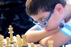 El joven logró vencer al número uno del mundo en ajedrez. Foto: X/@conurvaga