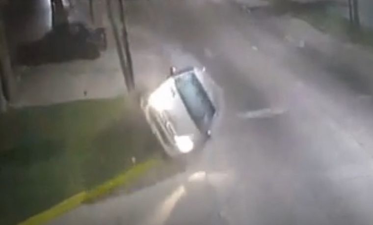 Una mujer resultó herida tras chocar con un poste y volcar con su auto en Tigre Foto: Captura de video