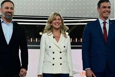 Santiago Abascal (izquierda), líder de Vox; Yolanda Díaz (centro), que comanda la coalición de izquierdas Sumar; y Pedro Sánchez (PSOE), presidente del gobierno. Foto: GETTY IMAGES