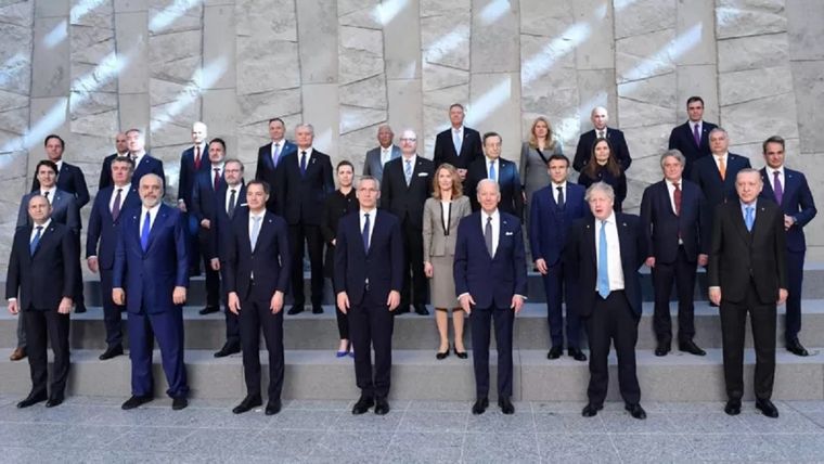 Foto oficial de los 30 líderes de los países miembro de la OTAN, en la que solo posan cuatro mujeres. Foto: OTAN