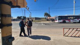 Una nena de 12 años fue atropellada por un auto cuando salía de la escuela y quedó en grave estado. Una nena de 12 años fue atropellada por un auto cuando salía de la escuela y quedó en grave estado.