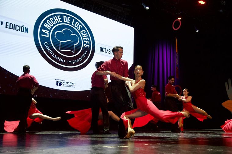 La destreza de los bailarines produjo aplausos de pie de los espectadores. La destreza de los bailarines produjo aplausos de pie de los espectadores.