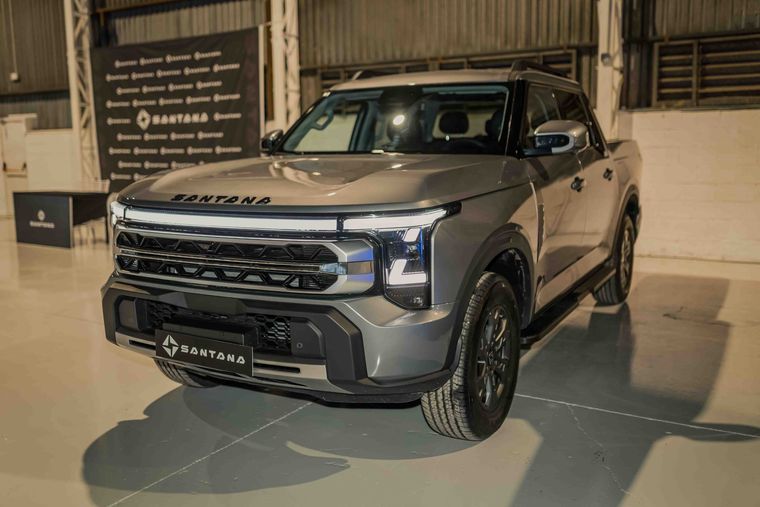 La nueva Santana 400 debuta en versiones PHEV y diésel como la gran pick-up que marca el retorno productivo de Santana en Linares.