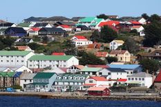 Vista actual de Puerto Stanley, en las Islas Malvinas, desde el otro lado de la bahía. Gentileza Jonathan Buckmaster.