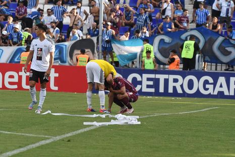 Los jugadores de Godoy Cruz fueron consolados por los de Riestra. Los jugadores de Godoy Cruz fueron consolados por los de Riestra.