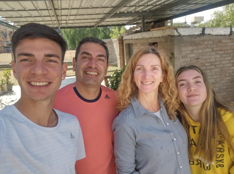 Joel, Sergio, Karina y Ariadna dejarán sus vidas en Mendoza para emigrar a España.