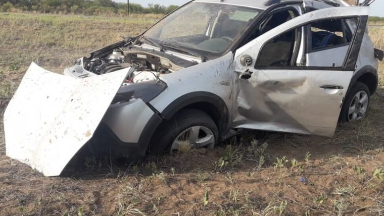 Así quedó el auto en el que volcó la familia en General Alvear