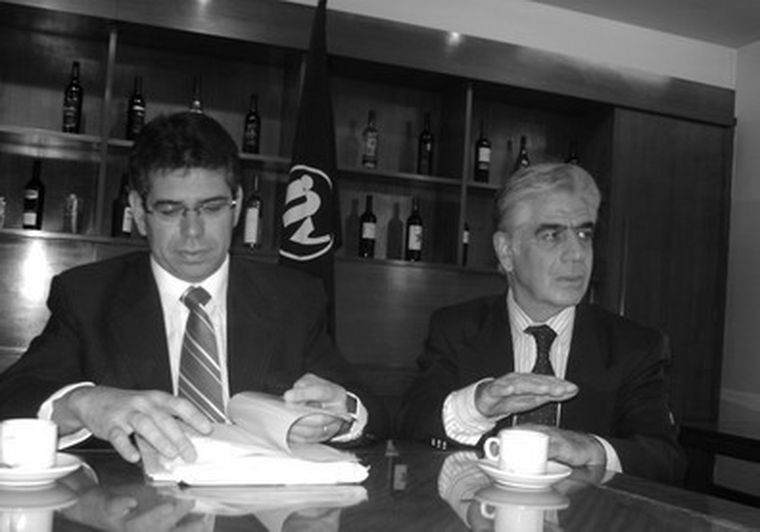 Ángel Vespa junto al presidente del INV.