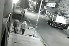 Sorpresa La pareja de adultos mayores iba caminando cuando de pronto ocurrió algo inesperado.