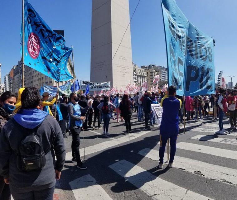 Los manifestantes se concentraron en el Obelisco. Foto: Twitter Barrios de Pie Echevarría