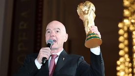 El presidente de la FIFA, Gianni Infantino, con el trofeo de 2026.