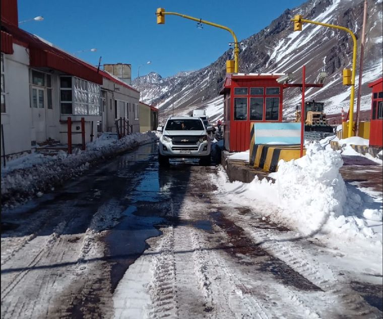 El primer vehículo que ingresó a la aduana tras seis días de inhabilitación.