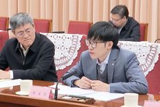 Liang Wenfeng (derecha) es el joven al frente de DeepSeek. Foto: BBC