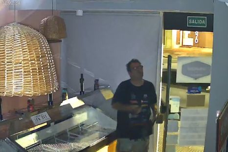 Juan Pablo Gini, hermano de Oscar Gini, era buscado por una serie de robos en comercios en Villa Urquiza y Olivos. Juan Pablo Gini, hermano de Oscar Gini, era buscado por una serie de robos en comercios en Villa Urquiza y Olivos.