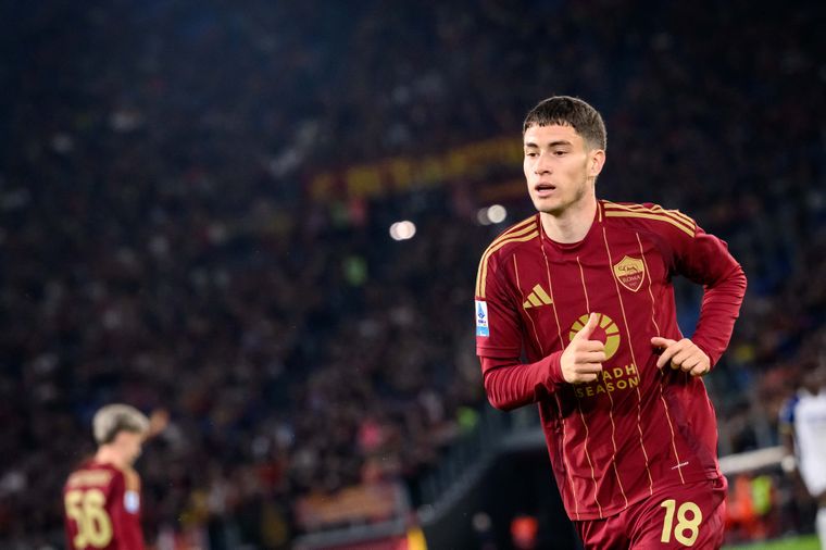 El delantero de la Roma Matías Soulé sorprendió a su familia con una acción que se hizo viral en las redes sociales.&nbsp;