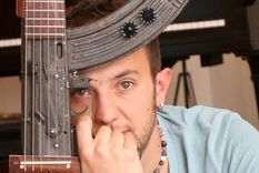 Música para exorcizar el dolor en el lugar del atentado en Bogotá