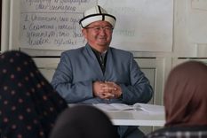 Shukur Shermatov imparte una clase a mujeres repatriadas de Siria.