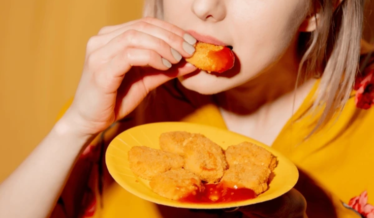 Consumir alimentos ultraprocesados, como los nuggets de pollo, trae peligros a la salud del cerebro, según un estudio de Harvard. Foto: Shutterstock
