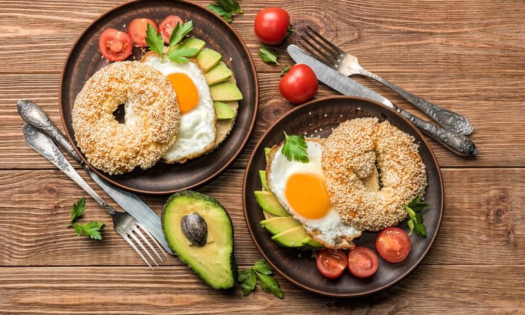 Bagel de palta, huevo y tomate en simples pasos. Foto: Aceite Ideal (aceiteideal.com)