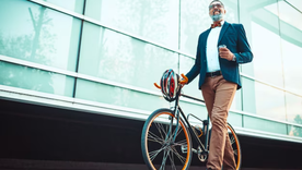 Andar en bicicleta reducen los problemas de salud física y mental. Foto: Freepik