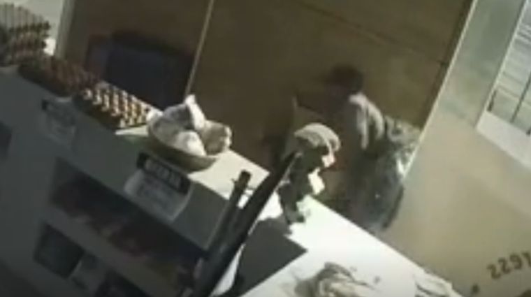 El video muestra el momento en que el ladrón ingresó al negocio de la Quinta Sección.&nbsp;