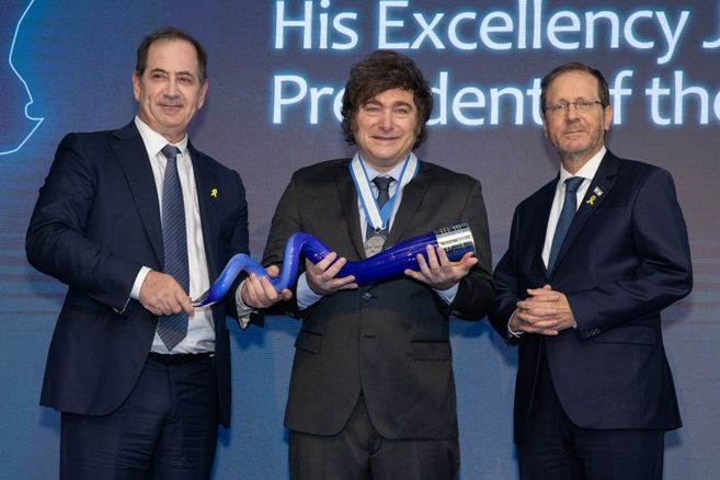 El presidente del Premio Génesis, Stan Polovets, y el presidente israelí, Isaac Herzog, le entregaron a Javier Milei el Premio Nobel Judío. 