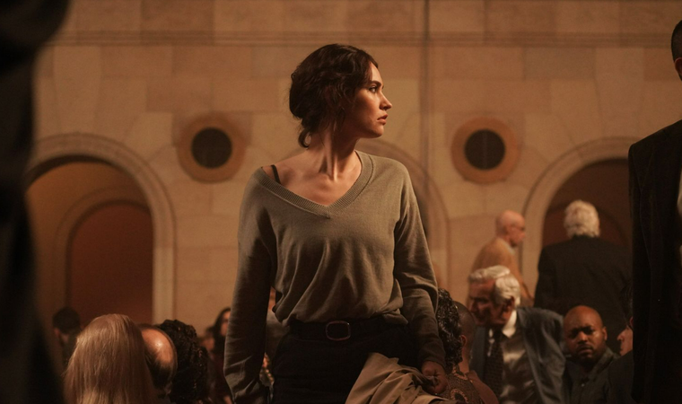 Lily James en El intermediario. Lily James en El intermediario.