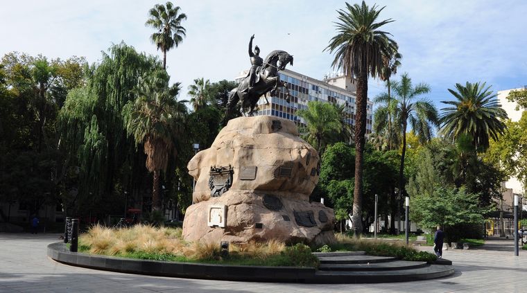 Gaetano y Nicéforo, avanzaban a paso rápido hacia la plaza San Martín. Foto: ALF PONCE MERCADO / MDZ