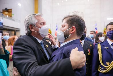 MDZol | El presidente Alberto Fernández visitó Chile para encabezar un acto junto a su par, Gabriel Boric, con el objetivo de conmemorar los 205 años del Abrazo de Maipú entre Bernardo OHiggins y José de San Martín. Foto: Twitter (@Alferdez)
