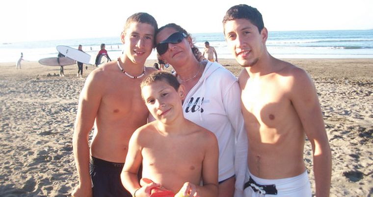 María Laura Vera y sus tres pimpollos: Goyo, Nacho y Javier en las playas chilenas. Foto: Gentileza