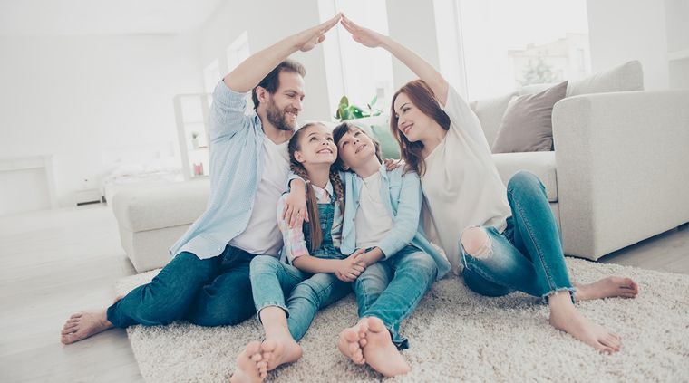 Criemos Libres: la comunidad creada por Benjamín Vicuña y Mai Pistiner que acompaña a madres y padres. Foto: shutterstock.com